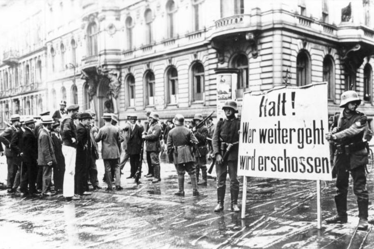 Putschende Soldaten mit Transparent "Halt! Wer weitergeht wird erschossen" am Wilhelmplatz vor dem abgeriegelten Regierungsviertel