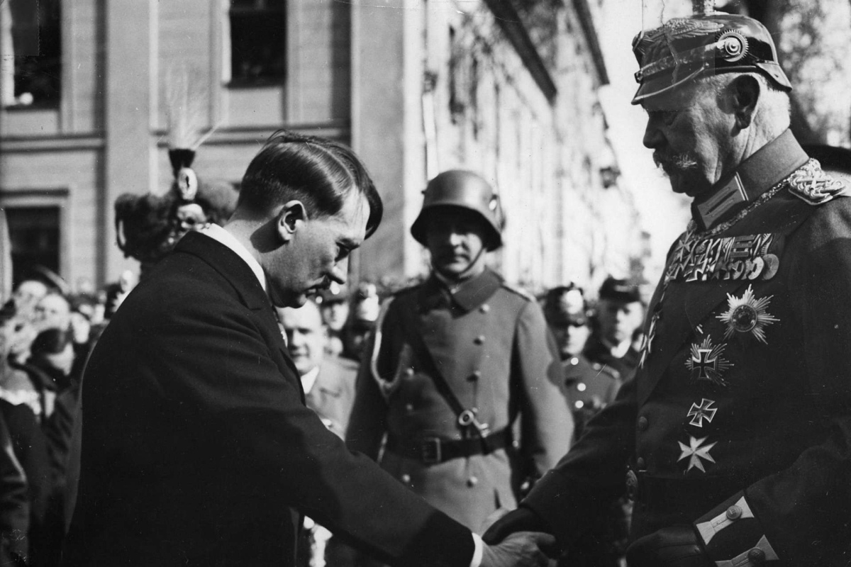 Reichskanzler Adolf Hitler verneigt sich vor Reichspräsident Paul von Hindenburg, (Potsdam, 21. März 1933)