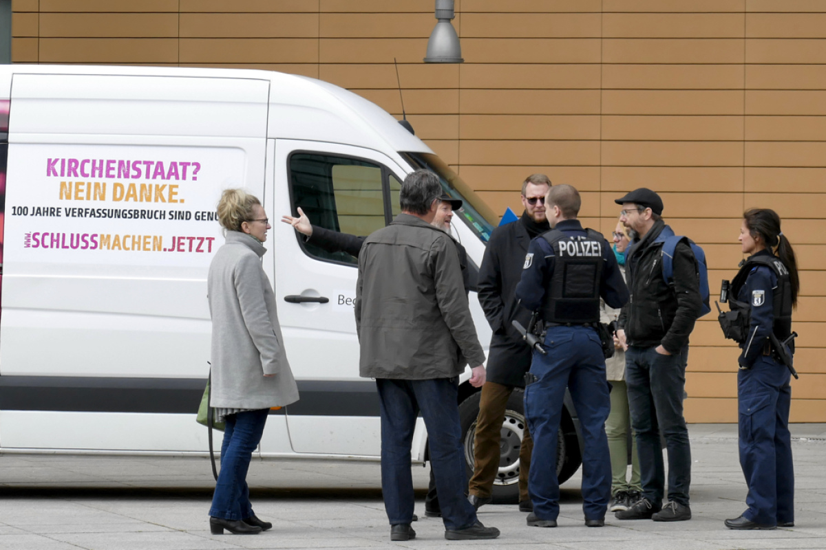 Man kennt das: Die Polizei versuchte, dem Bus die Zufahrt zum genehmigten Standort zu verweigern.