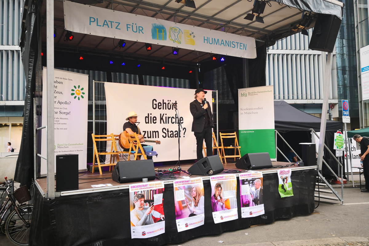Michael Schmidt-Salomon und Chris Paulson auf der Bühne