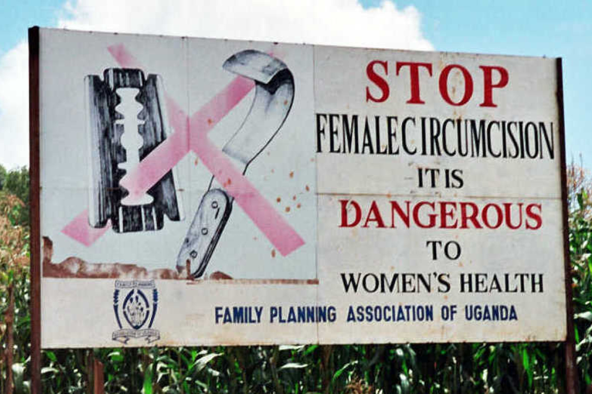 Straßenplakat in Uganda gegen Genitalverstümmelung