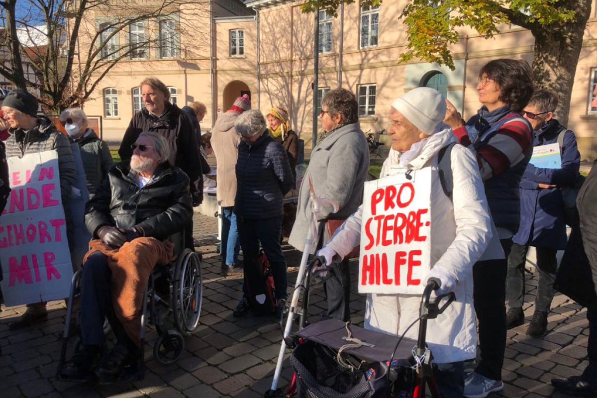 Demo des Arbeitskreises "Selbstbestimmtes Sterben" Oldenburg