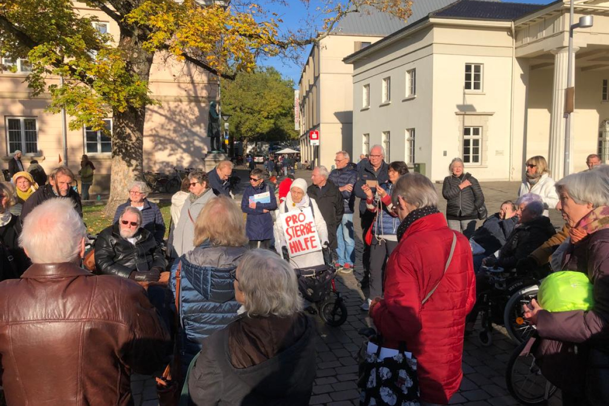 Demo des Arbeitskreises "Selbstbestimmtes Sterben" Oldenburg