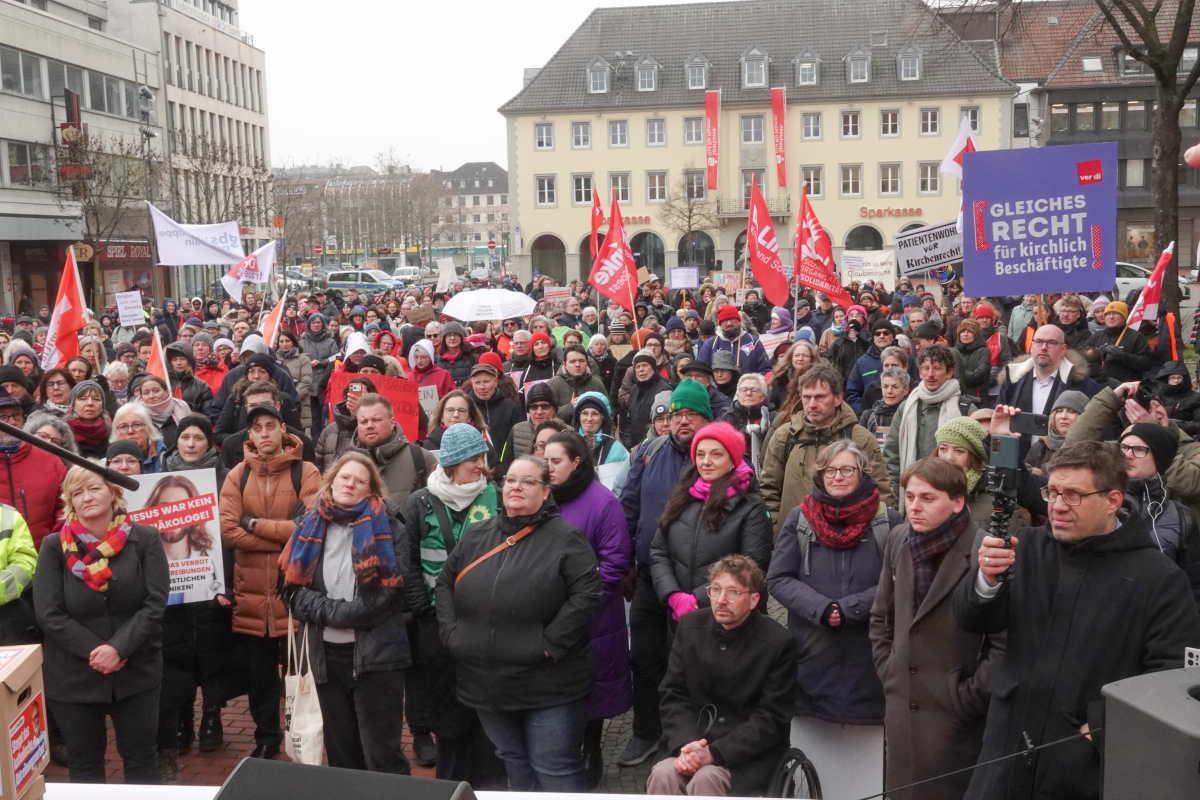Demonstranten vor der Bühne in Hamm