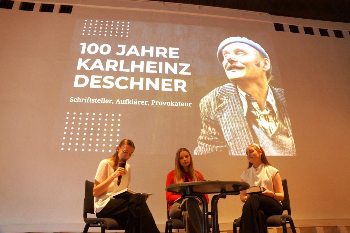 Drei Gymnasiastinnen lesen Deschner