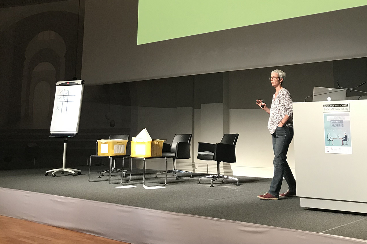 Frau Prof. von Luxburg demonstriert eine selbstlernende Software aus Zetteln in Briefumschlägen