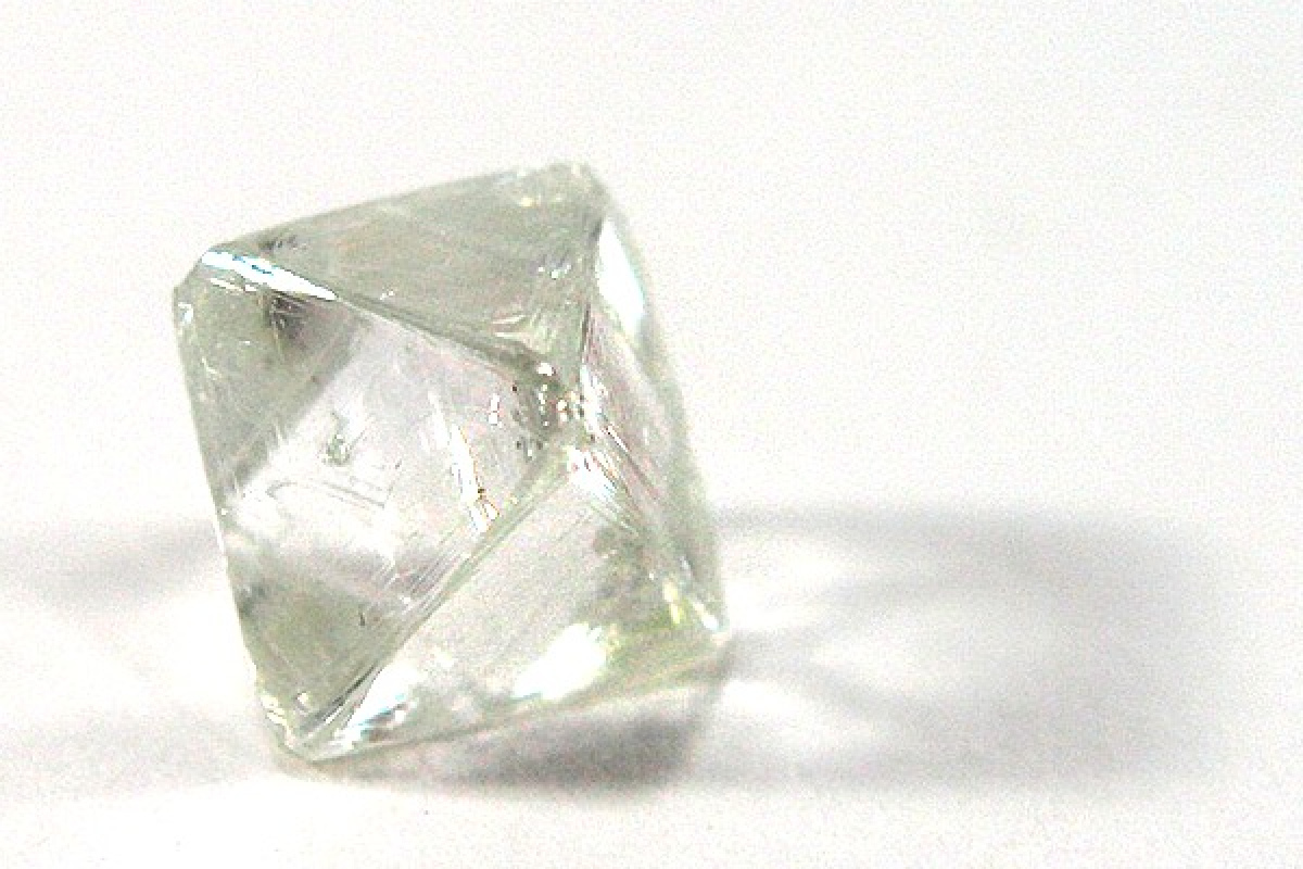 Ungeschliffener Diamant mit typischer Oktaederform