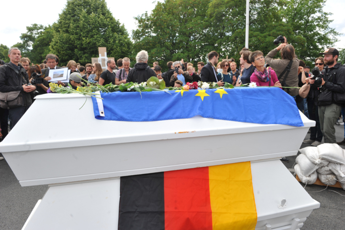 "Die Toten kommen", Protest gegen die Flüchtlingspolitik am 21.06.2015 in Berlin