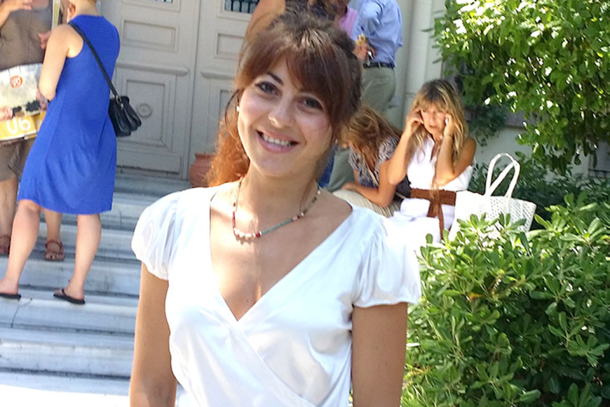 Dora T. vor dem Gerichtsgebäude in Mytilene