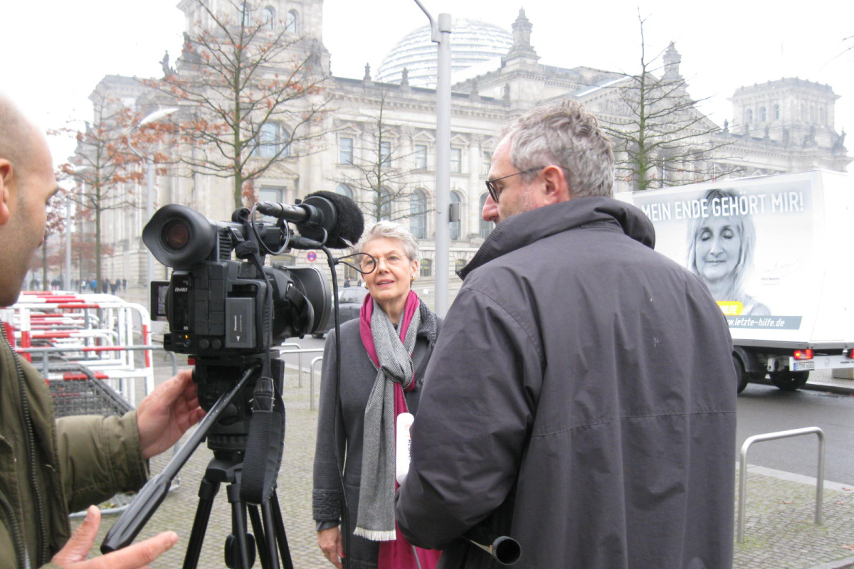 Elke Baezner ist an diesem Tag eine viel gesuchte Interviewpartnerin; hier mit Reuters