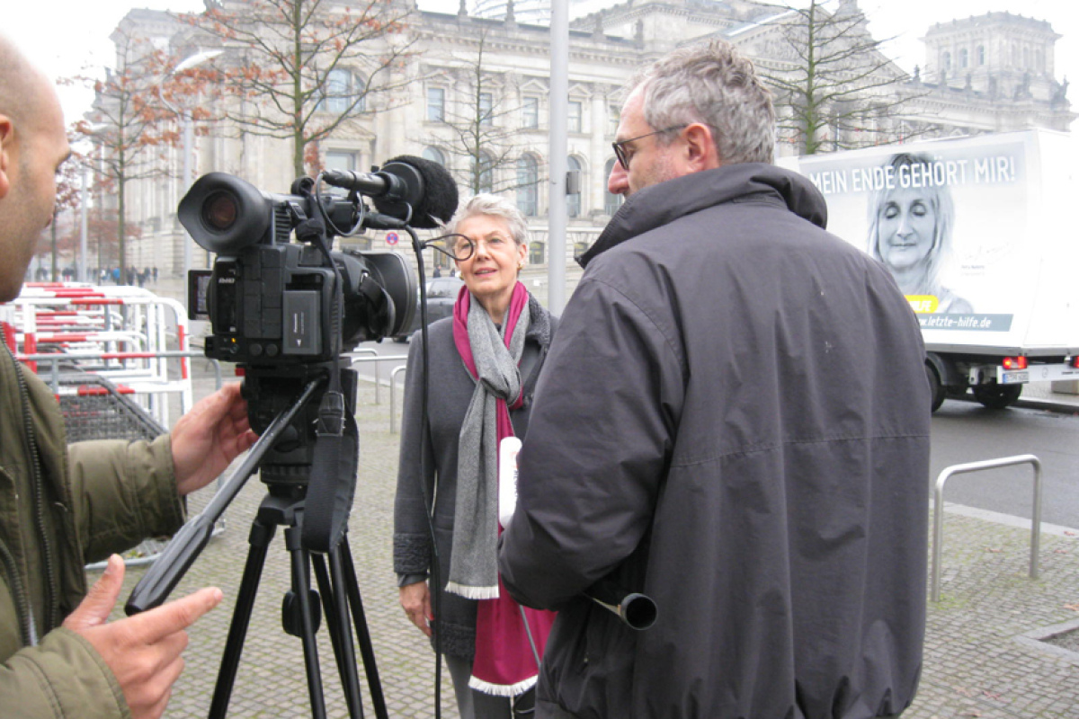 Elke Baezner ist an diesem Tag eine viel gesuchte Interviewpartnerin; hier mit Reuters