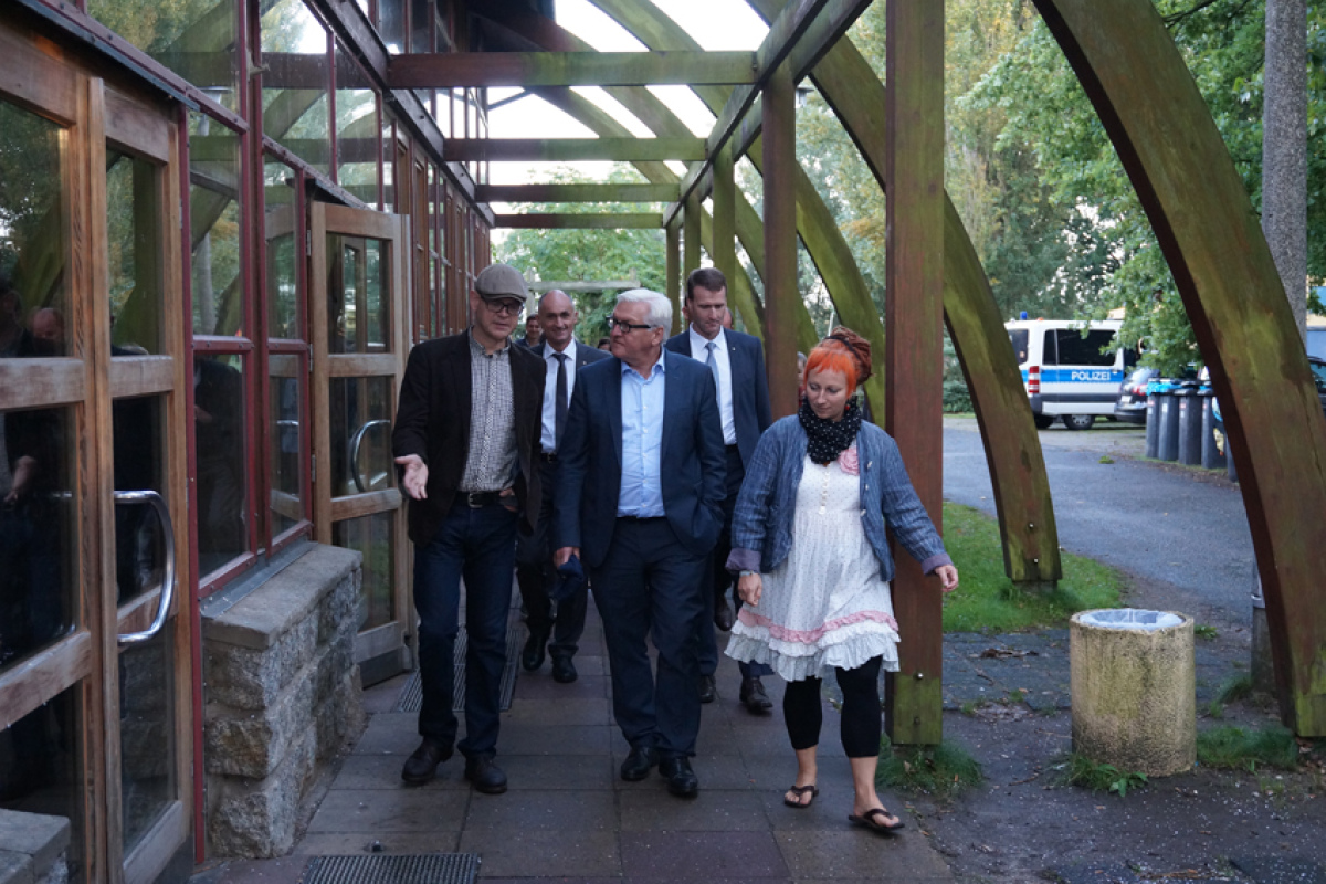 Walter Steinmeier beim Rundgang durch Bollmannsruh mit HRV-Geschäftsführer Axel Krause (li.)