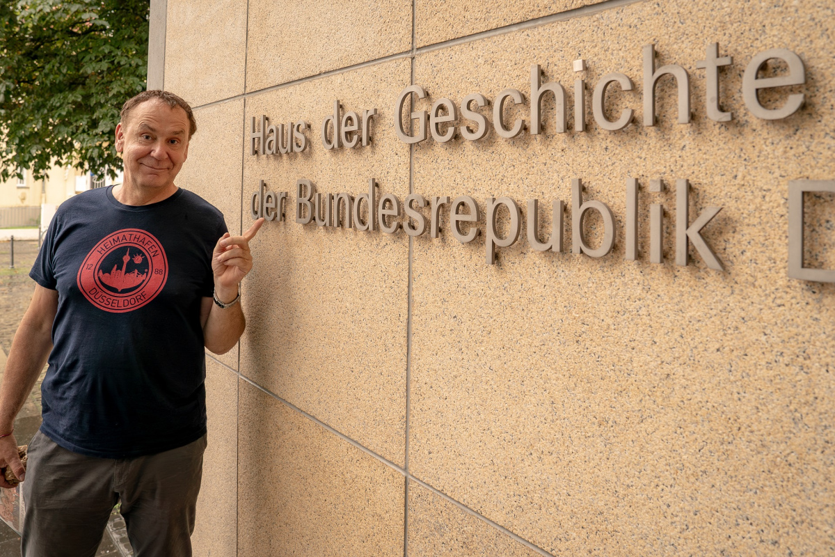 Jacques Tilly vor dem "Haus der Geschichte"