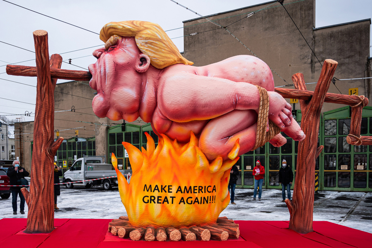Donald Trump am symbolischen Spieß des Impeachement-Verfahrens