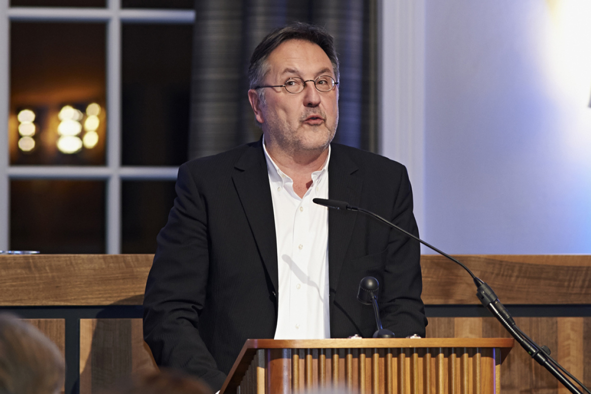 Prof. Dr. Rainer Moritz während der Laudatio: "Warum sind Karen Duves Bücher komisch?" 