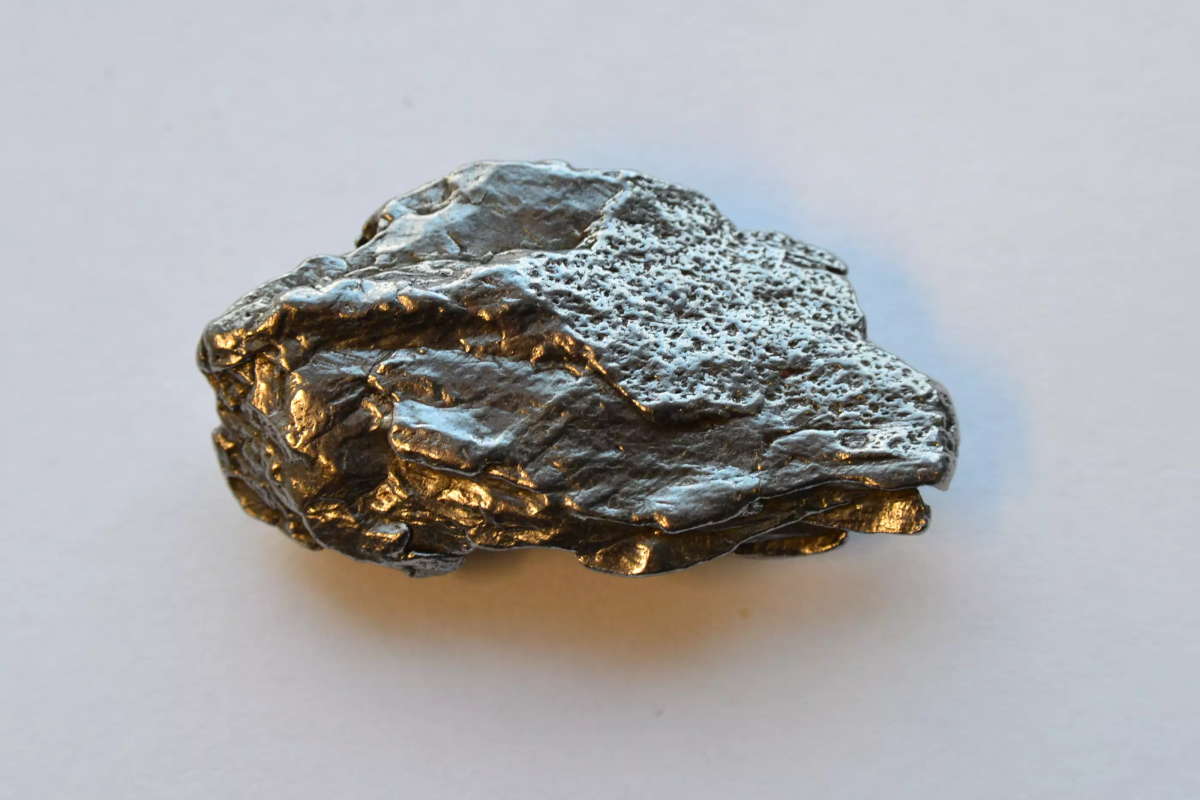 Ein kleines Fragment des Campo-del-Cielo-Eisenmeteoriten.