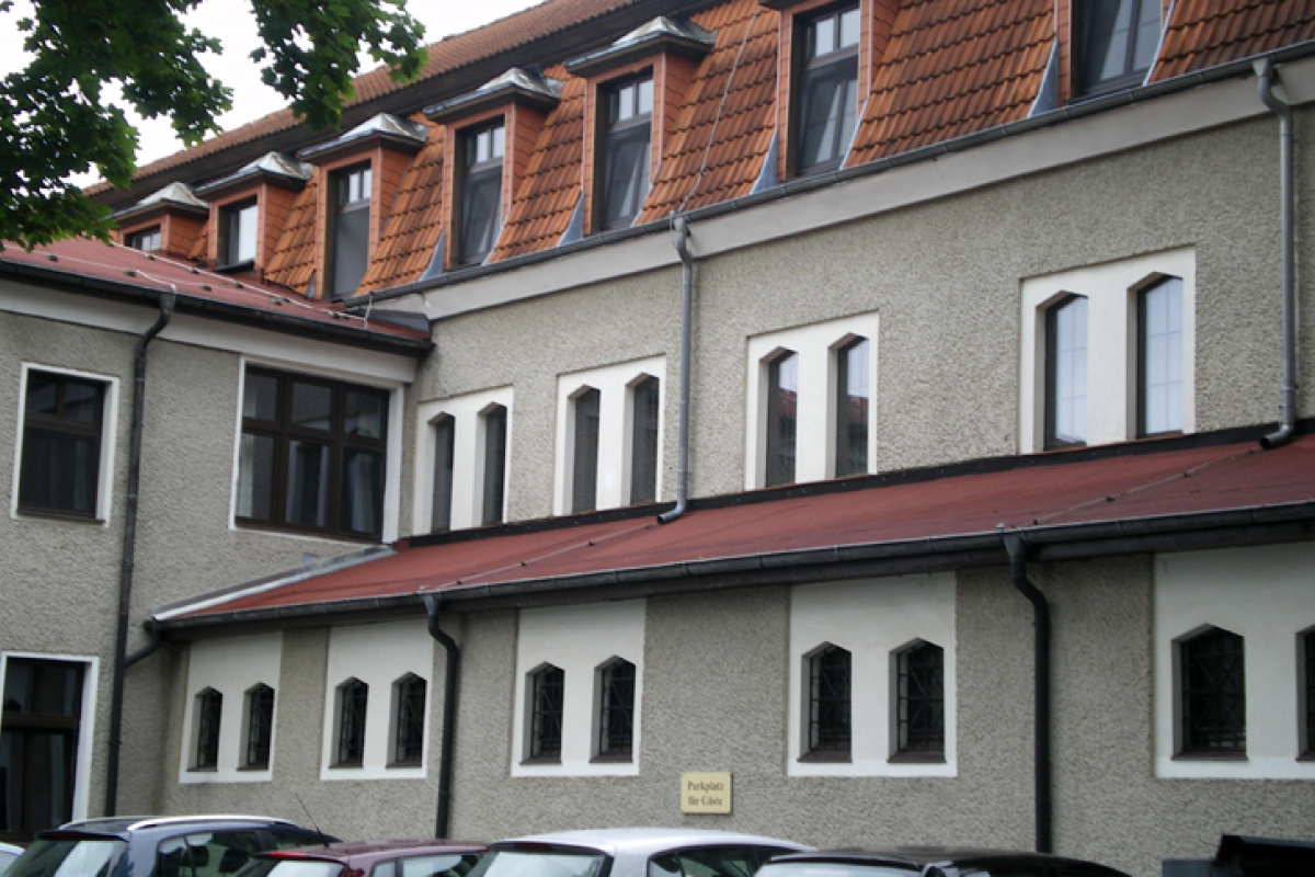 Das ehemalige Kinderheim St. Joseph in Birkenwerder bei Berlin: "… der obere Bereich der Fenster ist noch identisch mit meiner Zeit dort. Da waren die Schlafräume …"
