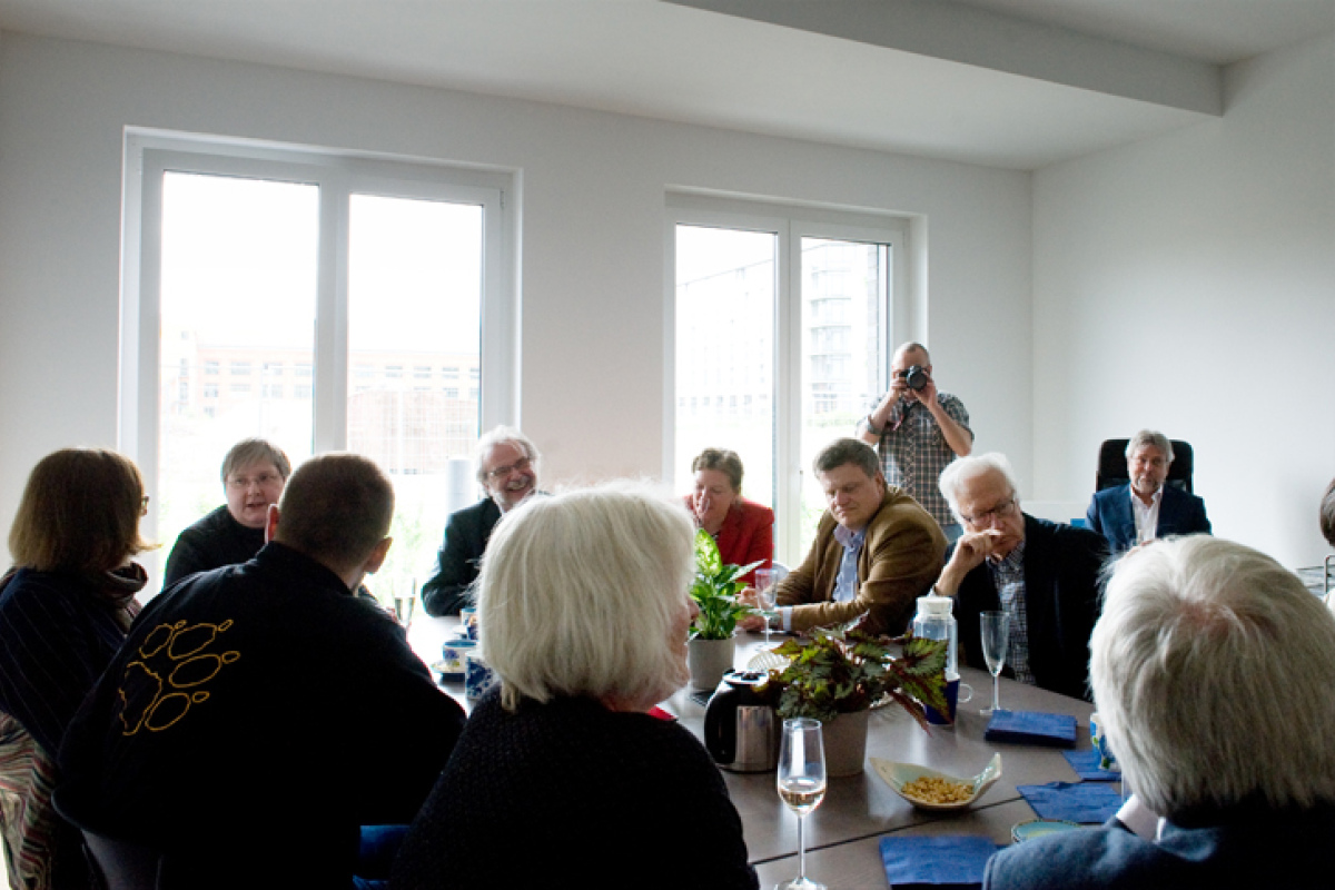Am Konferenztisch bei Kaffee und Kuchen