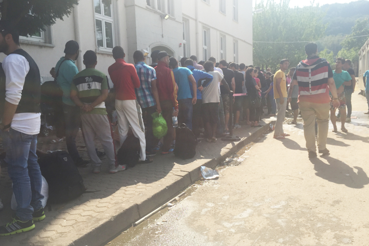 Vor der Flüchtlingsunterkunft in Trier