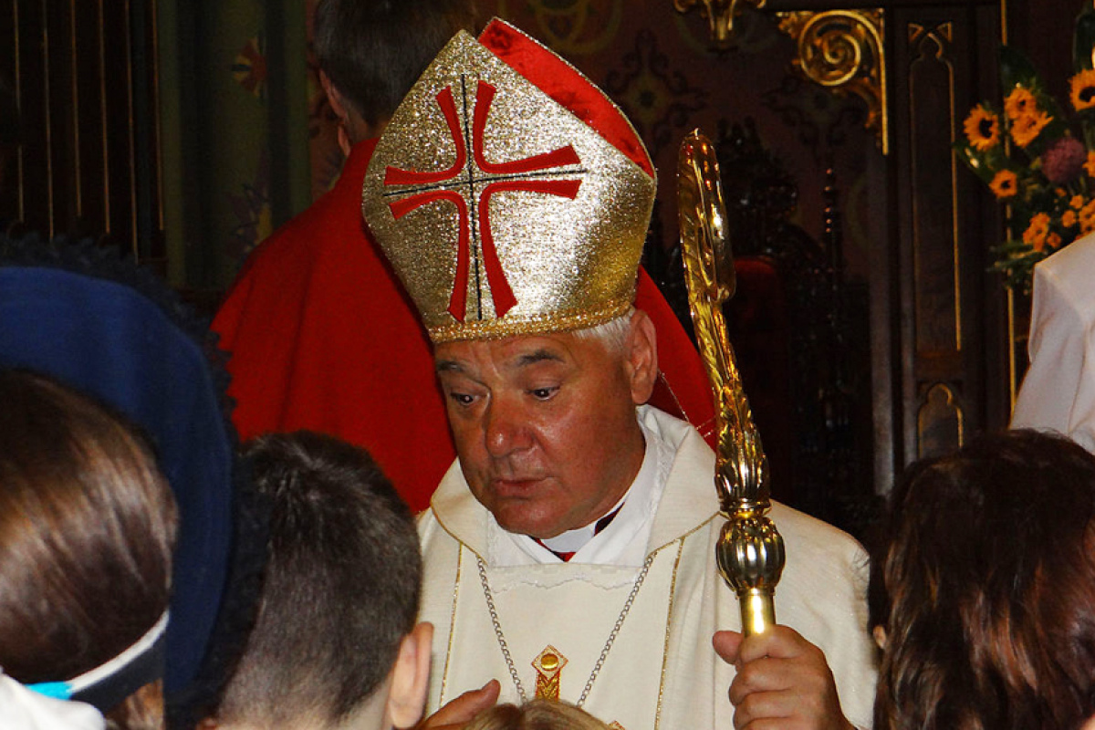 Erzbischof Müller nach einem Pontifikalamt in Rom mit Jugendlichen im Gespräch