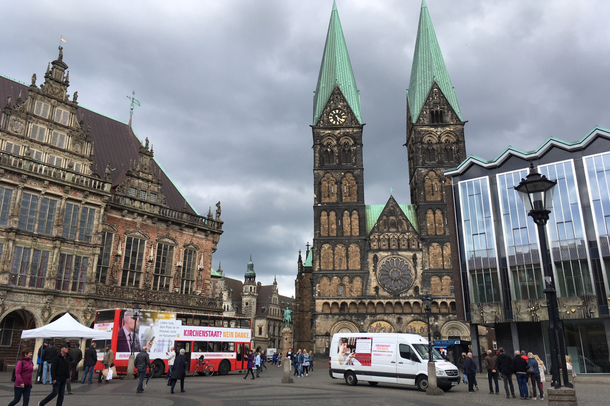 Der Bus auf dem Bremer Marktplatz zwischen Rathaus, Dom und Bremischer Bürgerschaft 