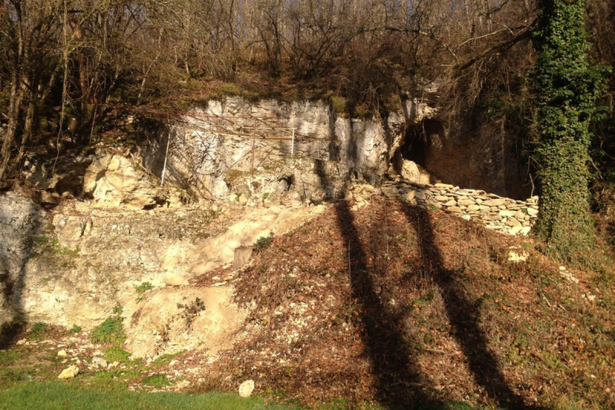 Eingang zur Grotte du Renne (rechts).