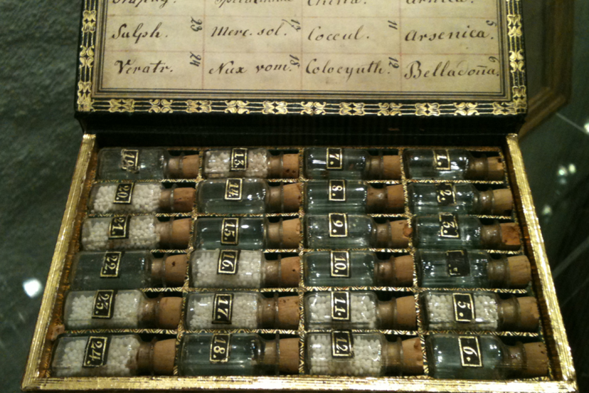 Homöopathische Taschenapotheke, die Hahnemann in seinen letzten Lebensjahren in Paris benutzte. (Deutsches Apothekenmuseum, Heidelberg)