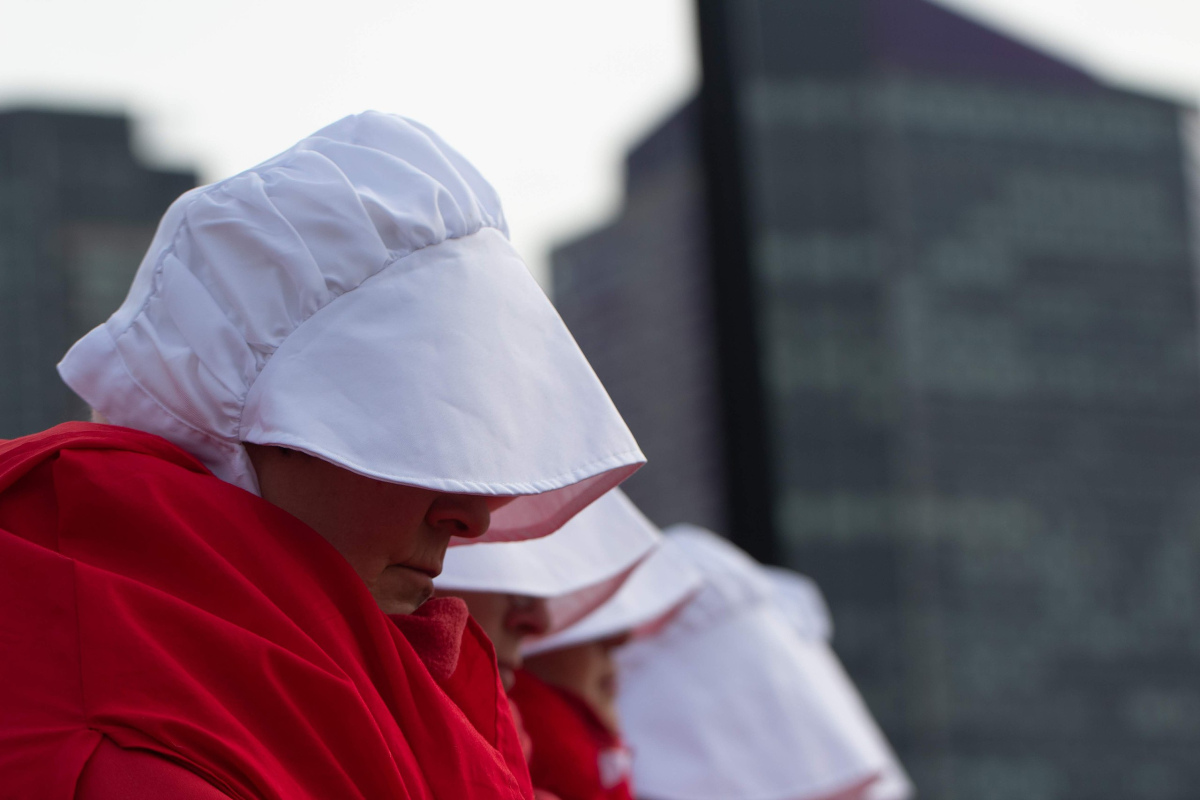 Protest angelehnt an "The Handmaid's Tale – Der Report der Magd"