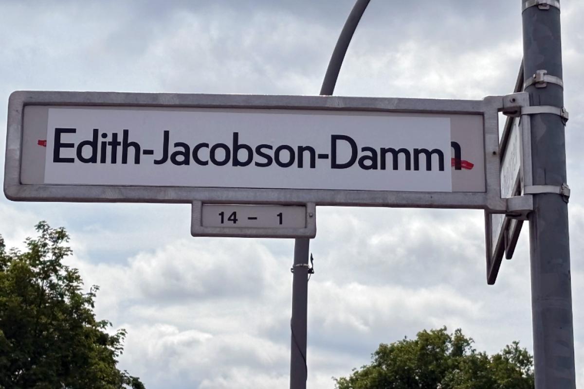 Umbenanntes Straßenschild