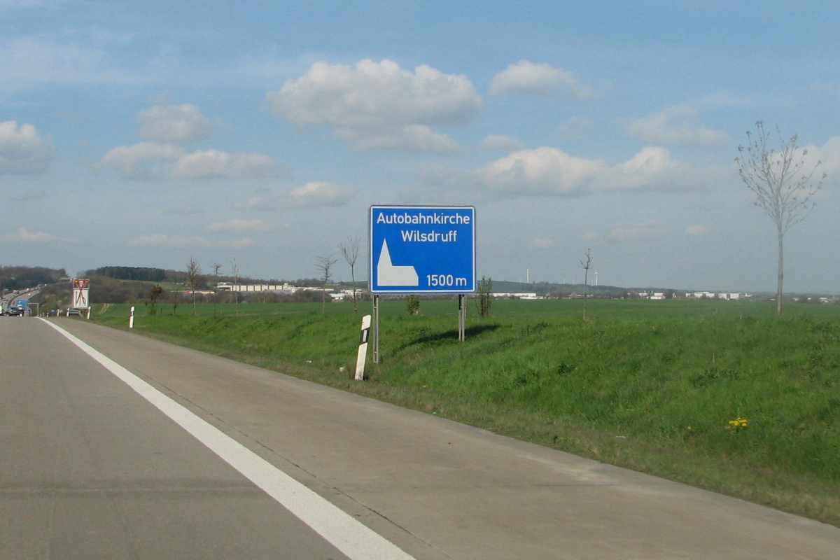 Hinweis auf eine Autobahnkirche