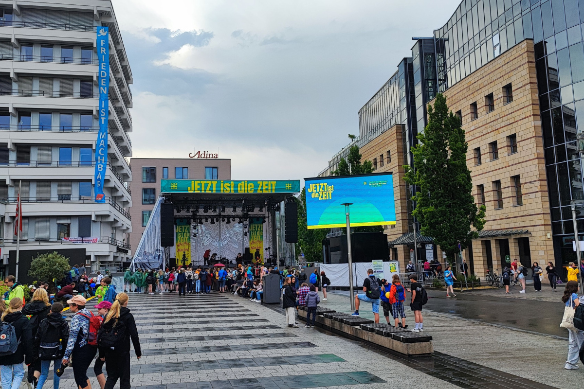 Wenige Besucher vor der Bühne am Kornmarkt