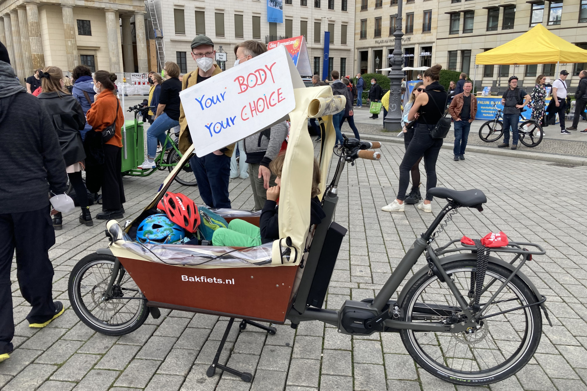 Menschen mit Kindern nahmen ebenfalls an der Demo teil