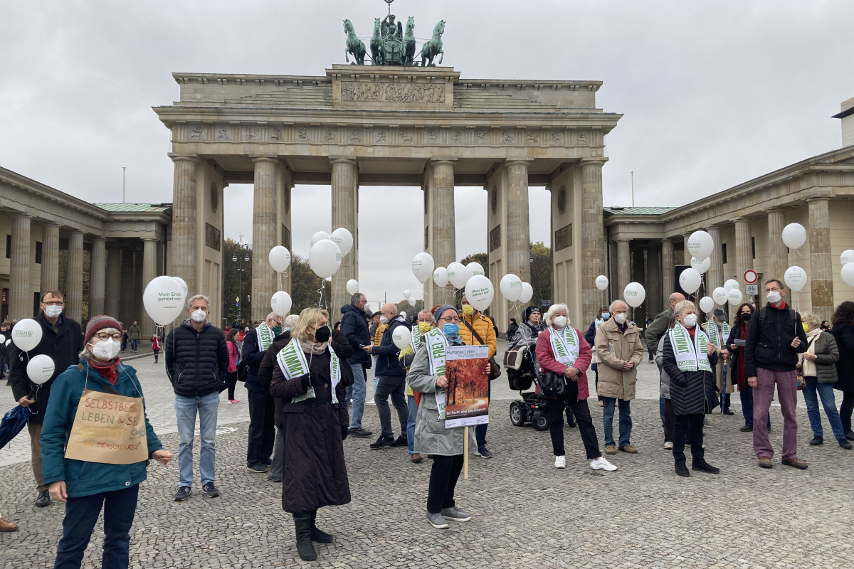 Teilnehmende der Mahnwache vor dem Brandenburger Tor