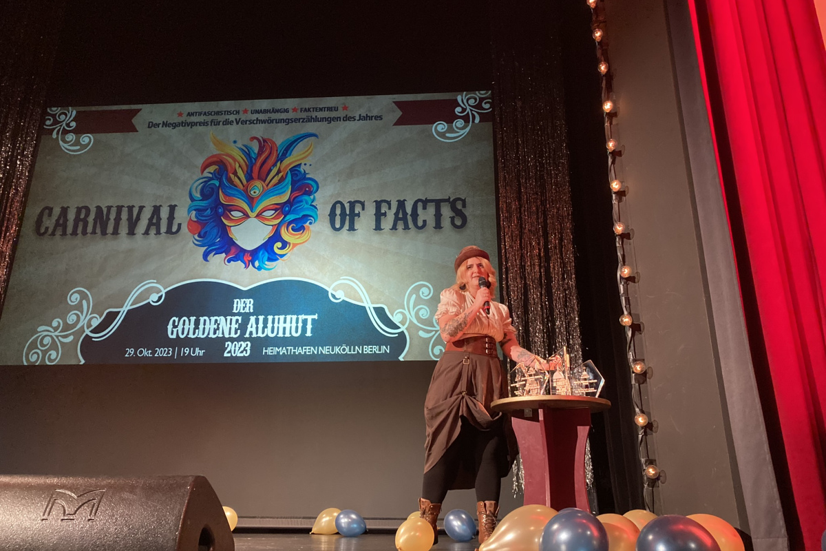Gastgeberin Giulia Silberberger mit den Awards