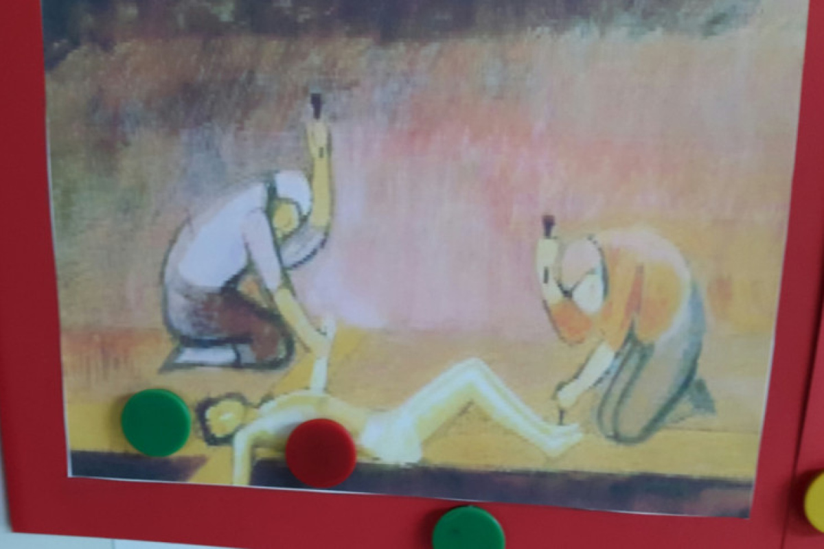  Bild in einem Kindergarten: Jesus wird ans Kreuz genagelt