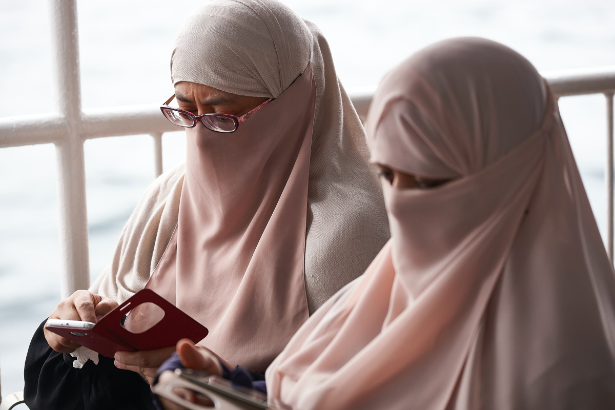 Zwei Frauen mit Niqab