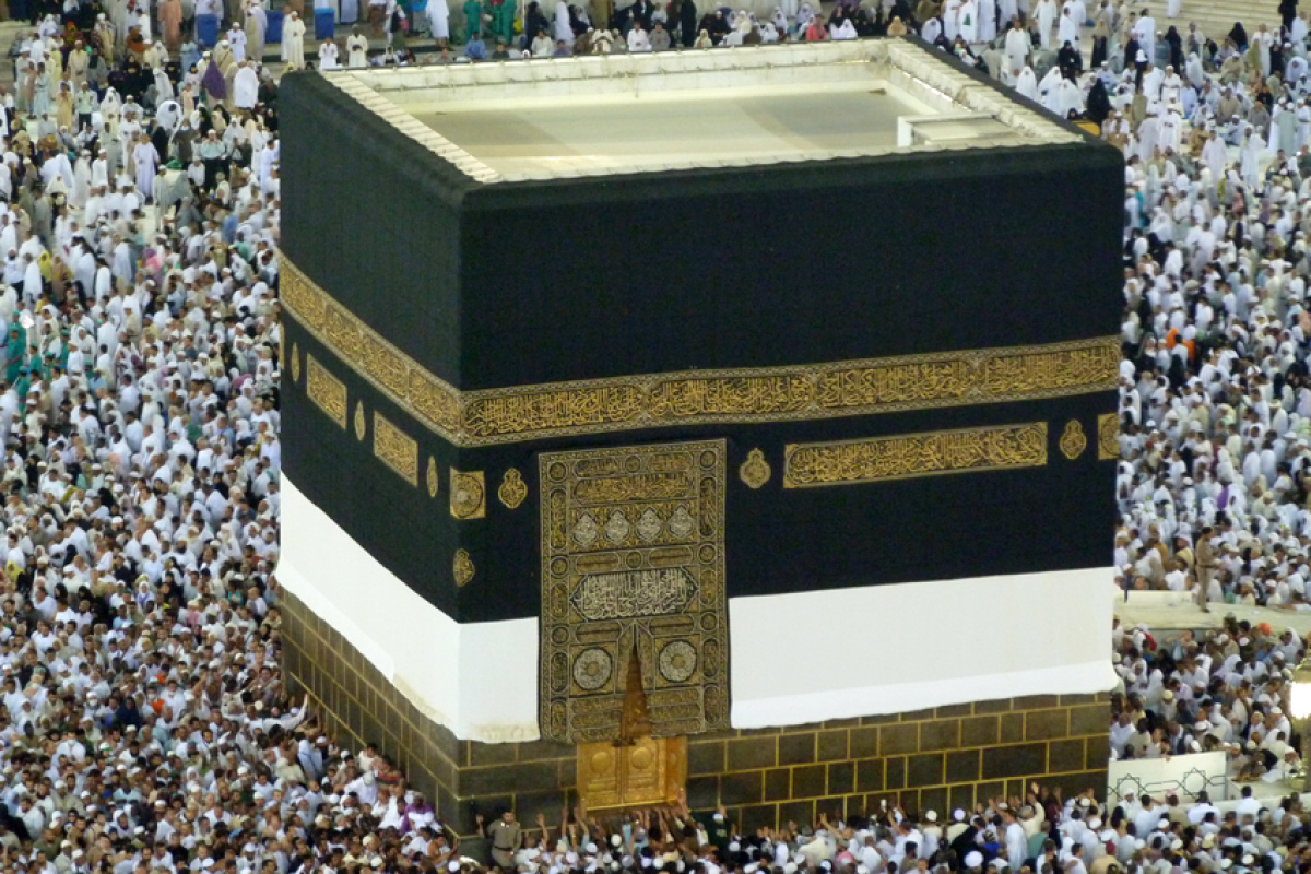 Kaaba mit Umhang (2010)
