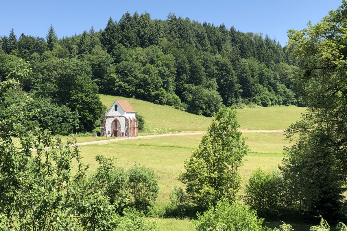 Die vom Kloster verbliebene ursprüngliche Hospitalkapelle und spätere (nach 1556) Tennenbacher Pfarrkirche im Juni 2019.