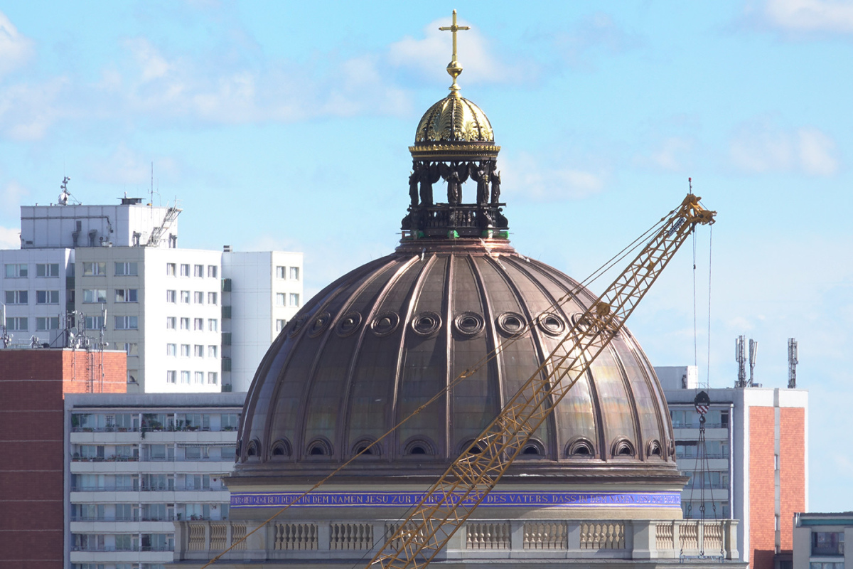Die kreuzgekrönte Kuppel auf dem Berliner Humboldt Forum.