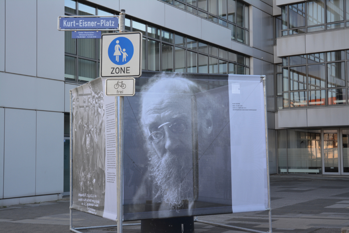 Der neue Kurt-Eisner-Platz hinter dem Erlangener Rathaus