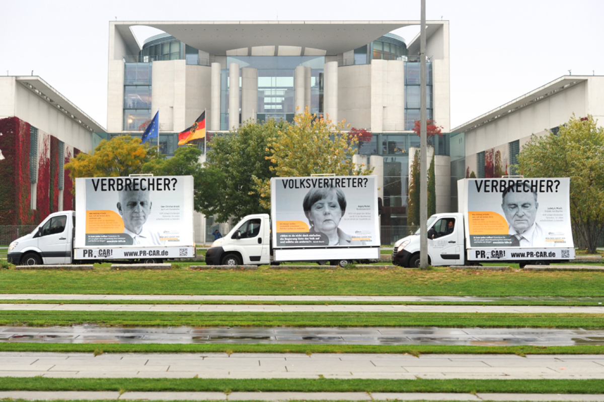 Kampagnenfahrzeuge vor dem Bundeskanzleramt