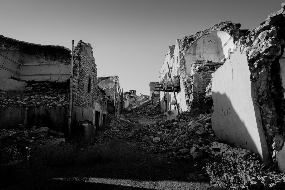 Zerstörte Seitenstraße in Shingal (Sinjar), Nordirak