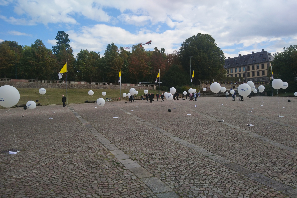 Bischöfe hinter Kunstaktion "Ausgleichende Gerechtigkeit"
