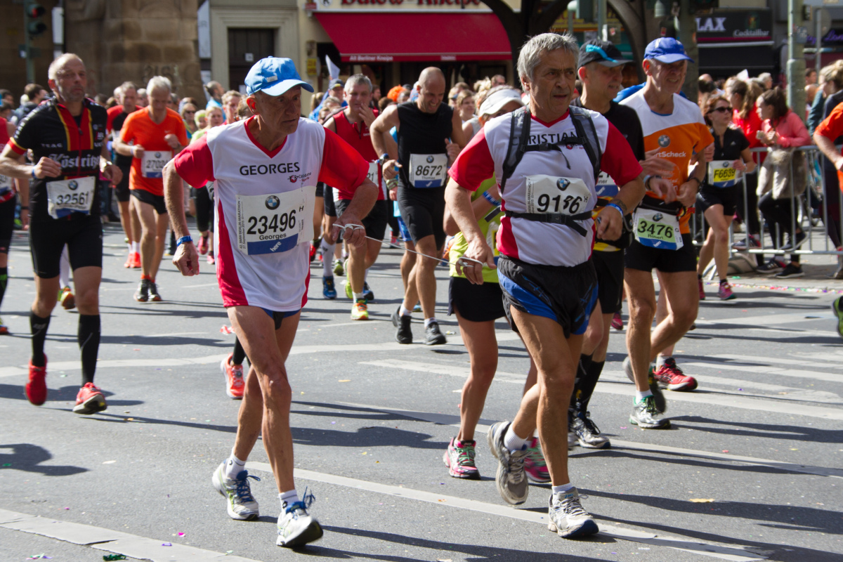 Beim Berlin-Marathon laufen auch alte Menschen mit.