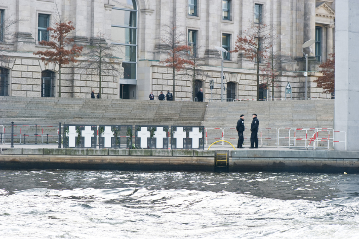 Die Kreuze an der Spree (fotografiert am 11. November 2014)