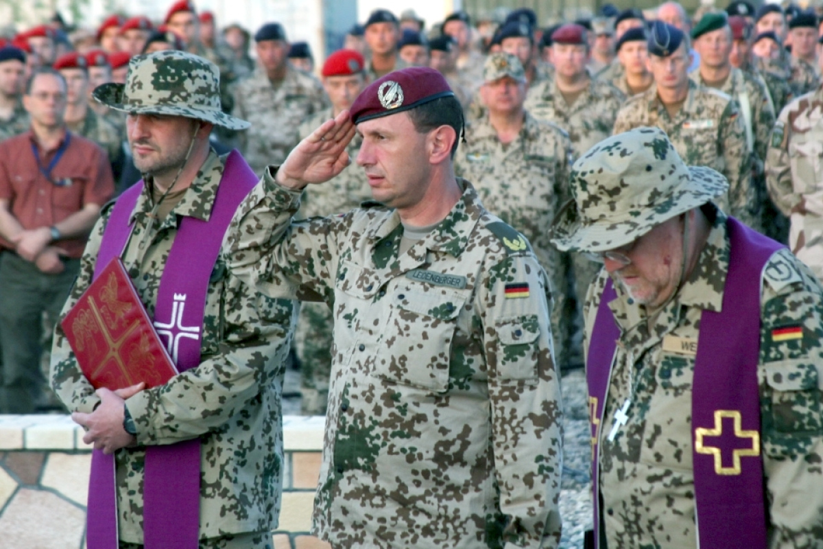 katholischer Militärpfarrer (links) und evangelischer Militärpfarrer (rechts) im ISAF-Einsatz