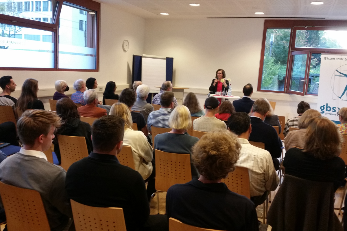 Mina Ahadi vor dem Publikum in Heidelberg