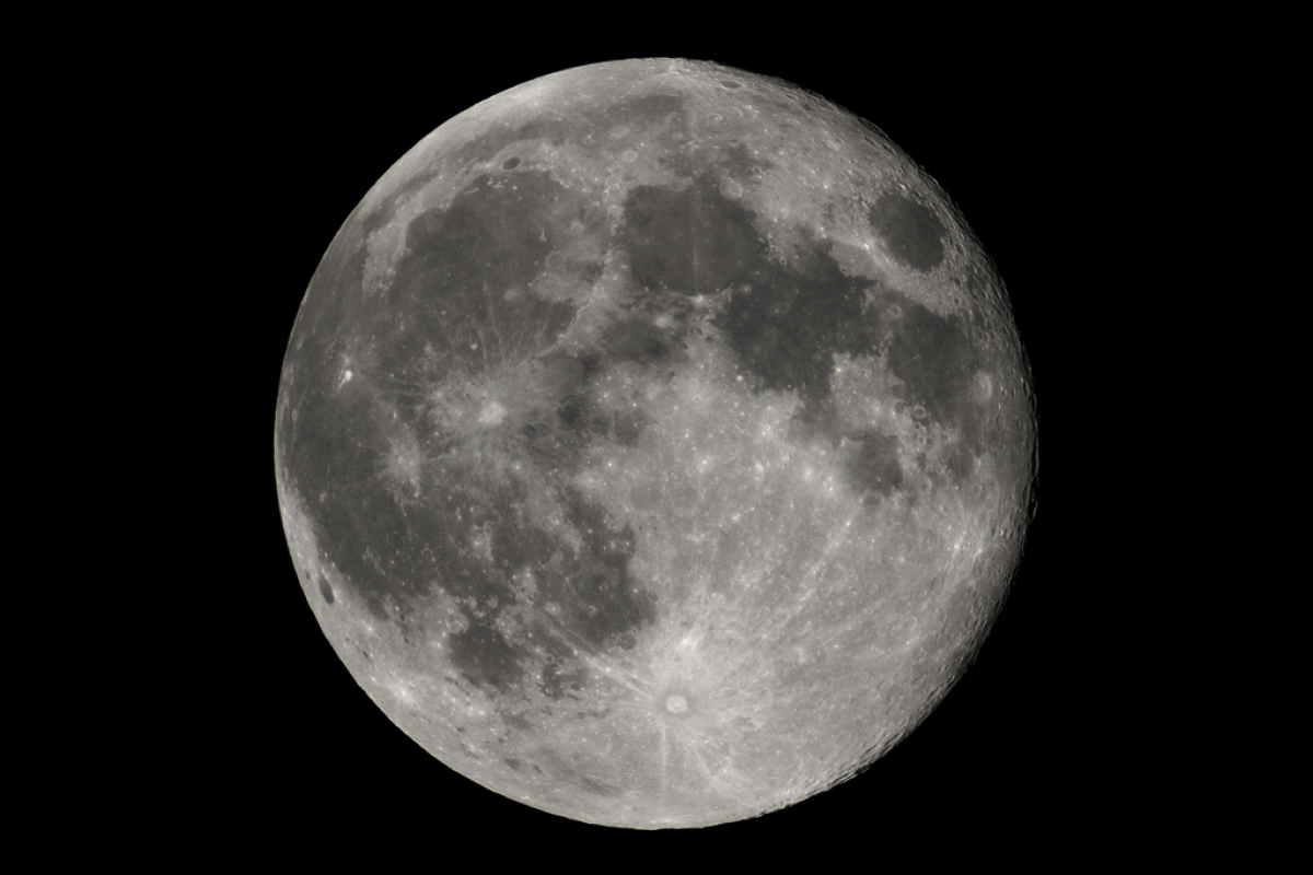 Blick auf den Vollmond von der Erde