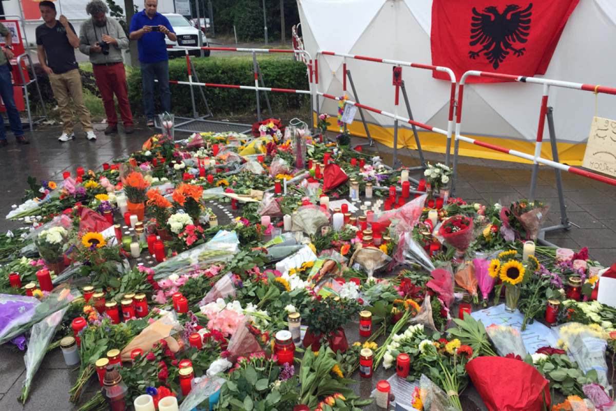 Blumen für die Opfer des Münchener Attentats