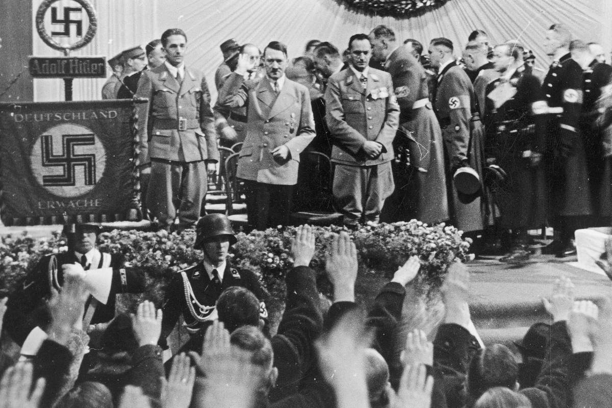 Menschen grüßen begeistert Adolf Hitler